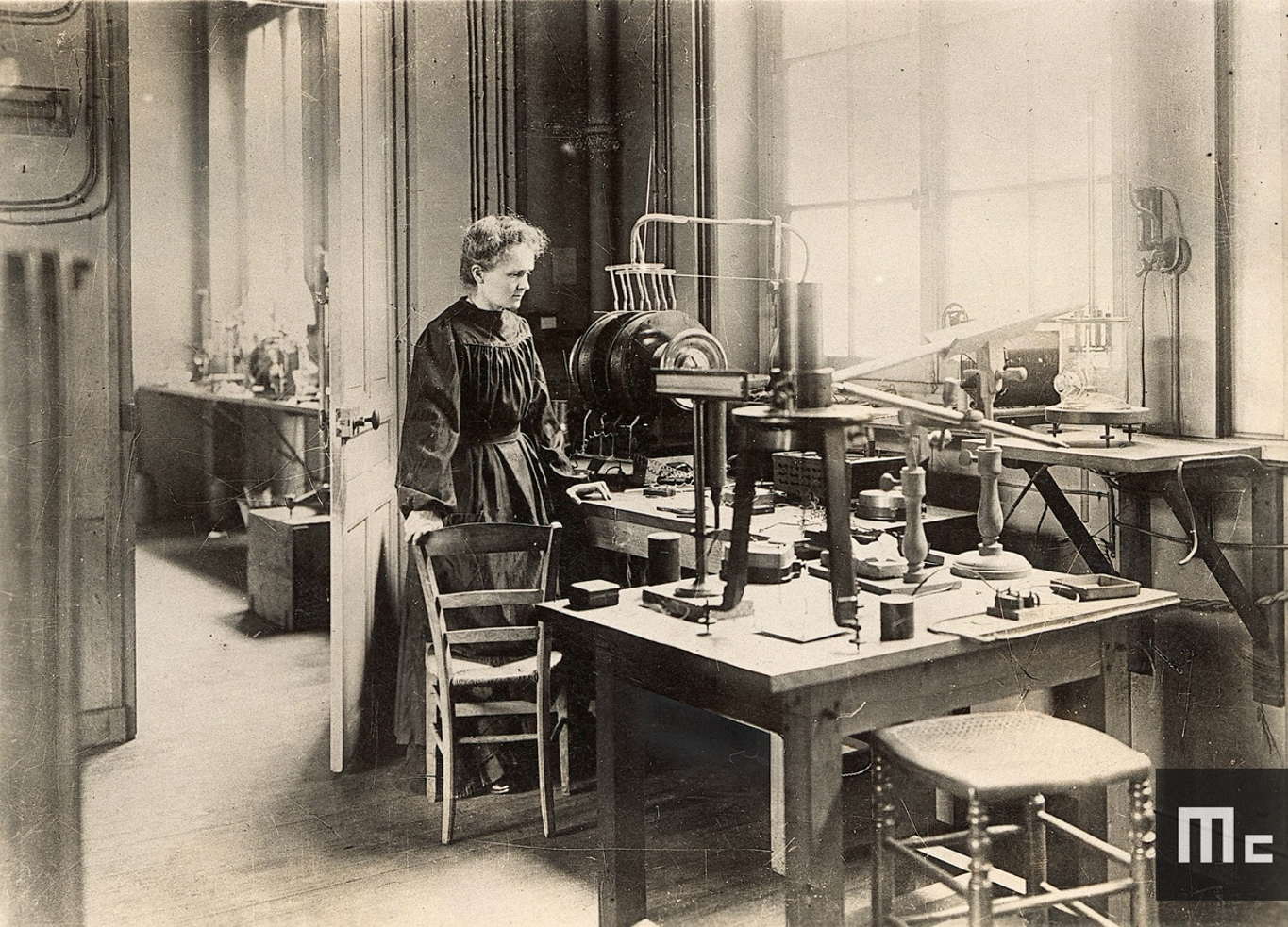 Marie Curie dans son laboratoire de la rue Cuvier, vers 1908 (Photo Henri Manuel. Source : Musée Curie ; coll. ACJC)