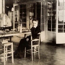 Marie Curie dans son laboratoire de la rue Cuvier, 1913