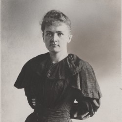 Marie Sklodowska, étudiante, en 1894 (Source : Musée Curie ; coll. ACJC)