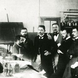 Paul Langevin dans un laboratoire de l'ENS en 1897