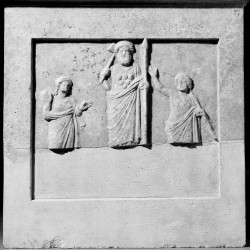 La stèle de Tégéa,[Pythéos], 351-344 av. J.-C., © British Museum, Inv. 1914,0714.1, British Museum, tous droits réservés. 