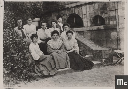 Marie Curie (au milieu du 2ème rang) et ses élèves de l’Ecole normale supérieur de jeunes filles de Sèvres, dans les jardins de l’école où Marie sera enseignante agrégée de 1900 à 1906 (Source : Musée Curie ; coll. ACJC) Marie Curie et ses élèves de l’Ecole normale supérieur de jeunes filles de Sèvres,