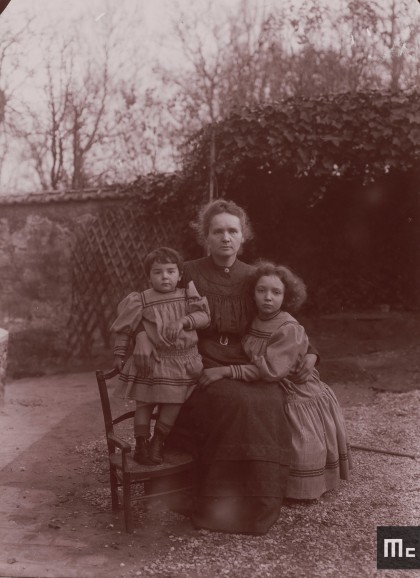 Marie Curie et ses filles Irène et Eve, dans le jardin à Sceaux, été 1908.