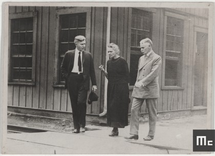 Marie Curie en discussion avec des industriels de la Standard Chemical Company à Pittsburgh, 1921 (Source: Musée Curie; coll. ACJC) Marie Curie in conversation with two Directors at the Standard Chemical Company in Pittsburgh, 1921 (Source: Musée Curie; coll. ACJC)