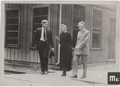 Marie Curie in conversation with two Directors at the Standard Chemical Company in Pittsburgh, 1921 (Source: Musée Curie; coll. ACJC)