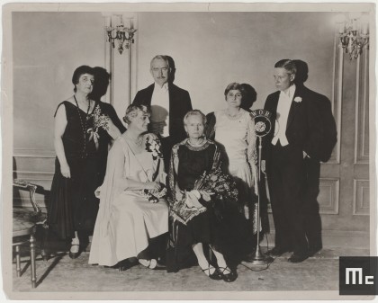 Marie Curie, Mrs Meloney et Mrs Mead, pris après un dîner durant le second voyage de Marie aux États-Unis, 1929 (Source: Musée Curie; coll. ACJC) Marie Curie, Mrs Meloney and Mrs Mead, in a photo taken after dinner during Curie’s second trip to the United States, 1929 (Source: Musée Curie; coll. ACJC)