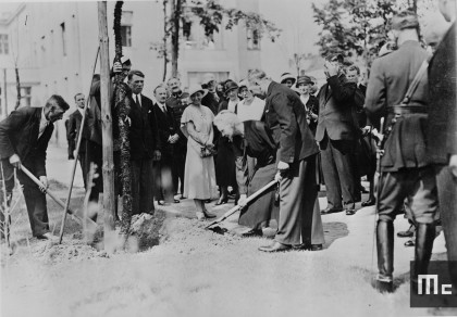 Marie Curie plantant un arbre à l’Institut du Radium de Varsovie, le 29 mai 1932 (Source : Musée Curie ; coll. ACJC)