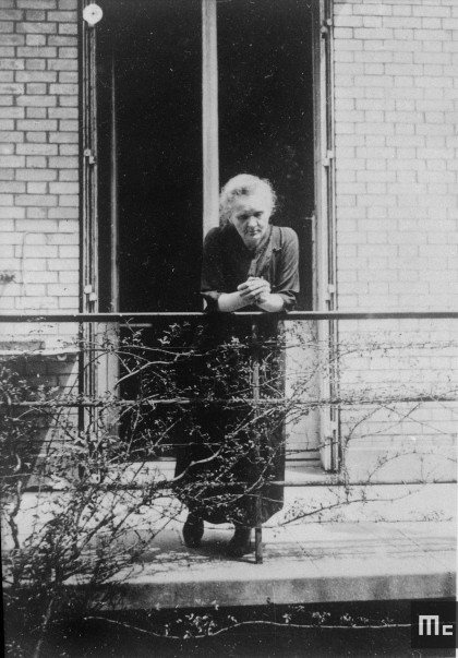 Marie Curie sur la terrasse du pavillon Curie à l’Institut du Radium, devant son laboratoire personnel de chimie en 1923 (Source : Musée Curie ; coll. ACJC)