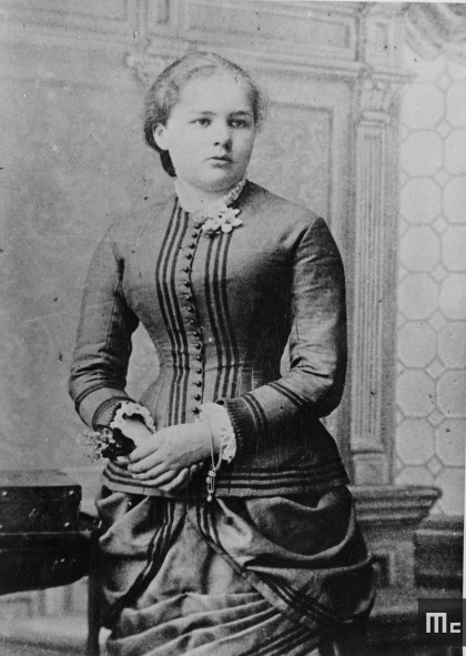Maria Sklodowska tenant un bouquet de muguet en 1883 : elle a 16 ans (Source : Musée Curie ; coll. ACJC).