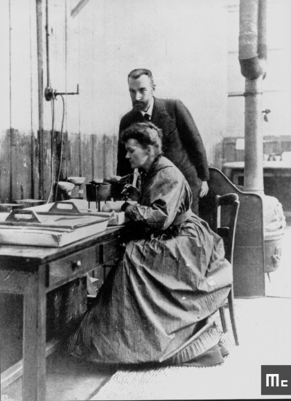 Pierre et Marie Curie dans leur laboratoire à l’EMPCI, vers 1898.