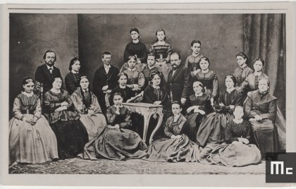 Wladyslaw et Bronislawa Sklodowski, parents de Marie Curie, entourés de leurs pensionnaires, 16, rue Freta à Varsovie, Pologne, 1860 (Source : Musée Curie ; coll. ACJC)