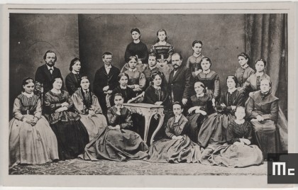 Wladyslaw et Bronislawa Sklodowski, parents de Marie Curie, entourés de leurs pensionnaires, 16, rue Freta à Varsovie, Pologne, 1860 (Source : Musée Curie ; coll. ACJC) Wladyslaw et Bronislawa Sklodowski, parents de Marie Curie, entourés de leurs pensionnaires, 16, rue Freta à Varsovie, Pologne, 1860 (Source : Musée Curie ; coll. ACJC)