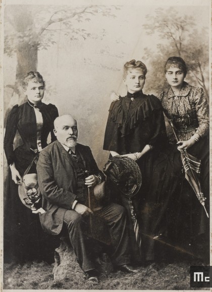 Wladyslaw Sklodowski et ses filles en 1890 (de gauche à droite : Maria, Bronislawa et Helena) (Photo Musée Curie de Varsovie. Source : Musée Curie)