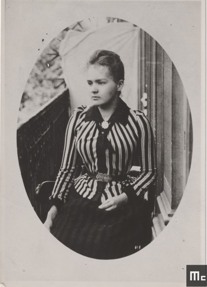 Marie Sklodowska sur le balcon des Dluski (le nom de mariage de sa sœur Bronislawa), rue d’Allemagne (aujourd’hui avenue Jean Jaurès) à Paris en 1892 (Source : Musée Curie ; coll. ACJC)