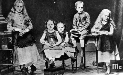 Les enfants Sklodowski : de gauche à droite Sophia, Helena, Maria, Joseph et Bronislawa, 1872 (Source : Musée Curie ; coll. ACJC)