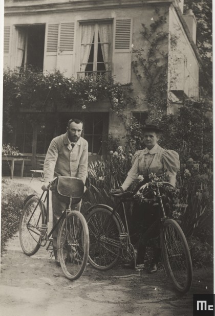 Pierre et Marie Curie en 1895 dans le jardin des Curie à Sceaux. (Photo Albert Harlingue. Source: Musée Curi; coll. ACJC)