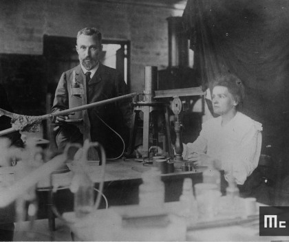 Pierre et Marie Curie dans leur laboratoire à l'EMPCI, vers 1898.