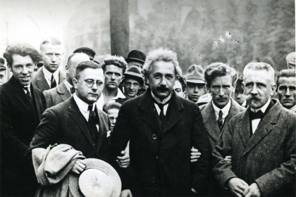 Albert Einstein et Paul Langevin à un meeting pacifiste à Berlin en 1923