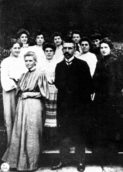 Marie Curie et Paul Langevin et leurs élèves, Ecole normale supérieure de Sèvres vers 1906