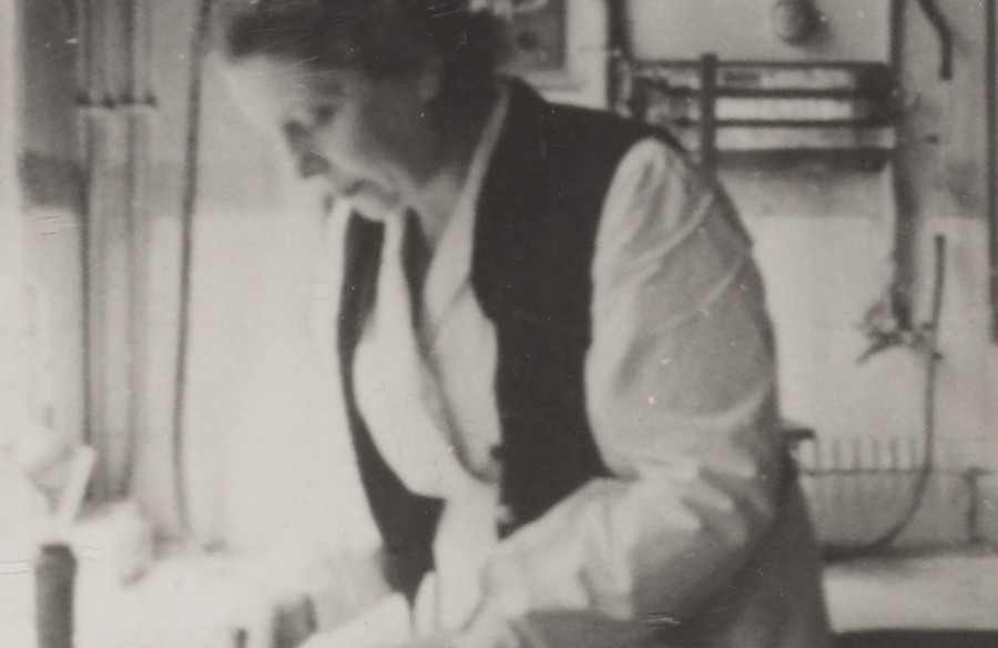 Sonia Cotelle à l'Institut du Rasium vers 1930