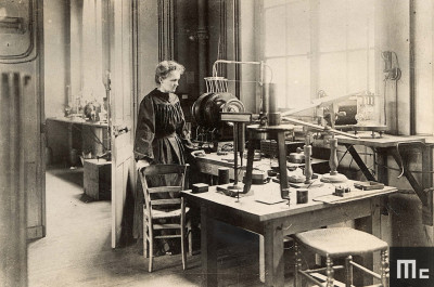 Marie Curie dans son laboratoire de la rue Cuvier, vers 1908 (Photo Henri Manuel. Source : Musée Curie ; coll. ACJC)
