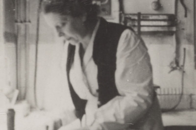 Sonia Cotelle à l'Institut du Rasium vers 1930