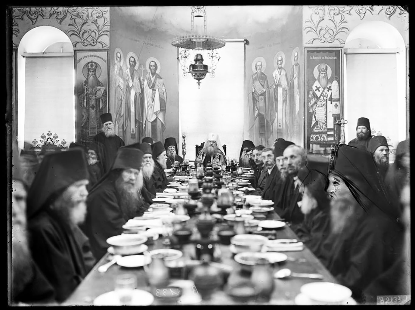 Mont Athos, monastère Saint-Pantéleimon, Gabriel Millet mangeant au réfectoire (trapéza) avec les moines